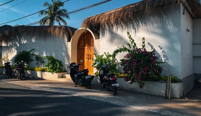 Charming 3-Bedroom Villa: Ocean views, private baths, kitchen and beach access in Klungkung