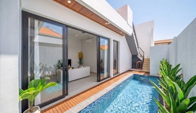 Chic 2BR Villa in 300m to the Ocean w Pool+Rooftop in Kota Denpasar