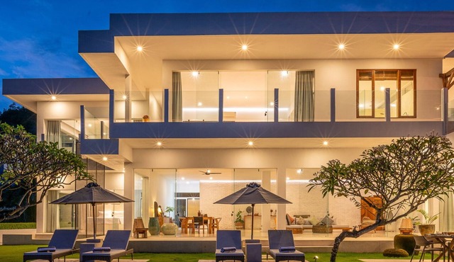 Chic Hilltop Getaway with Breathtaking Ocean Views - East Bali in Bali