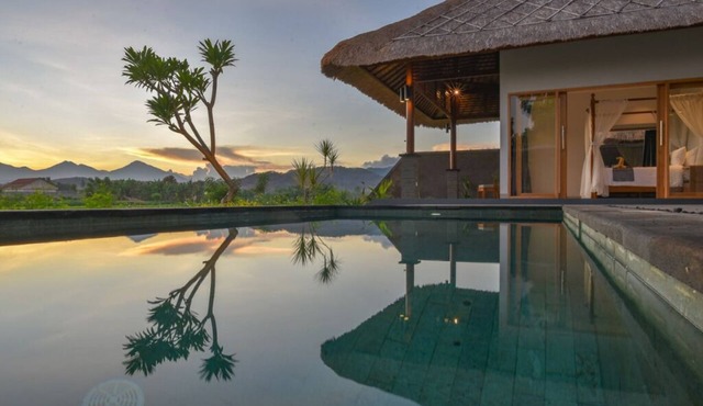 Chic villa with 1 bedroom private pool access to beach in Bali
