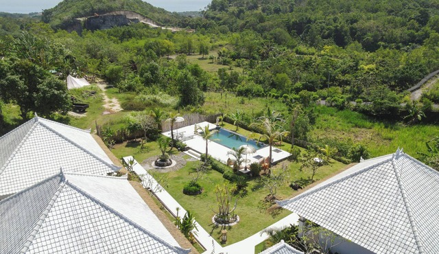 Cliff view 6 Bedroom villa w/private pool and living room next to Padang Beach in Bali