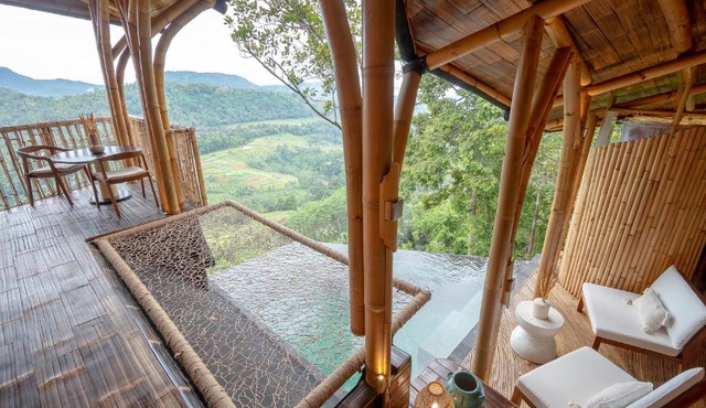 Cliffside Bamboo Treehouse with Heated Pool and View in Bungbungan