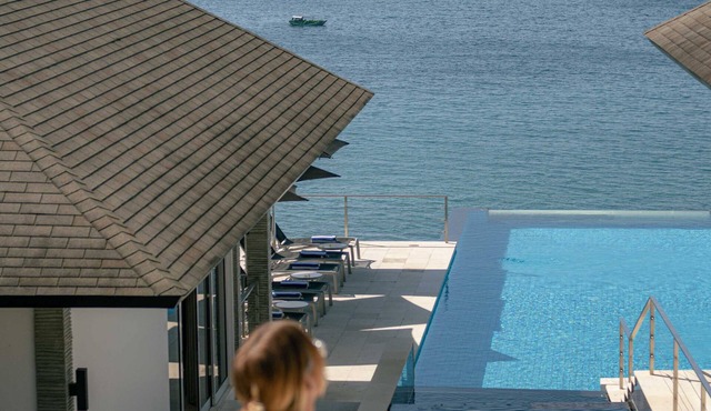Cliffside Luxury Villa with Infinity Pool & Panoramic Ocean Views in Badung