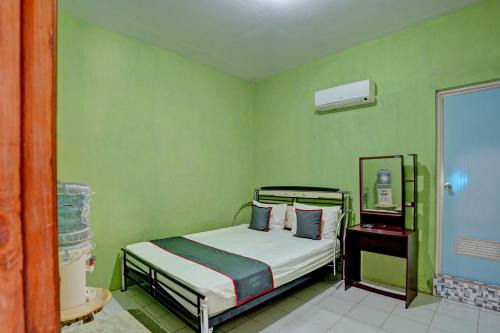 Collection O 92897 Hotel Intan Near Kantor Syahbandar Bawean in Sangkapura