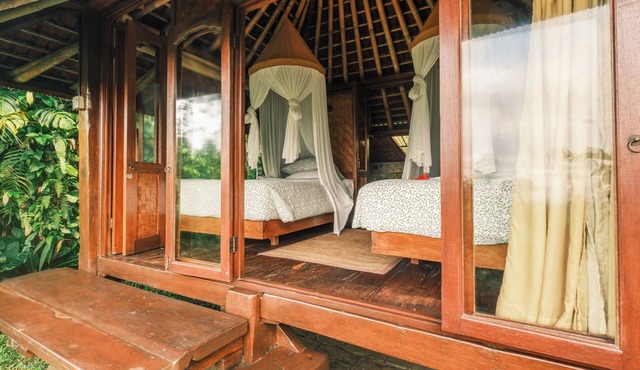 Cosy twin bungalow perfect for two firends or solo travlers. With stunning view! in Tabanan