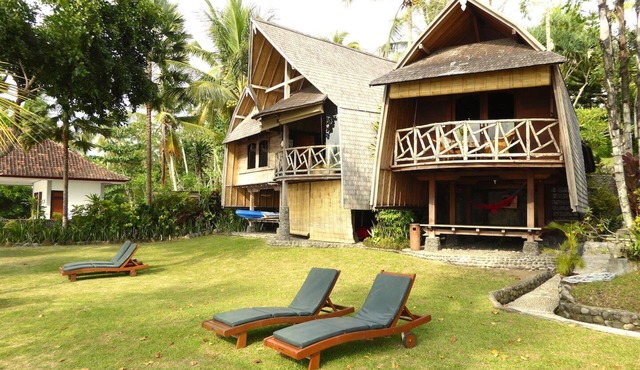 Cozy 2 BR Wooden Villa in Negara
