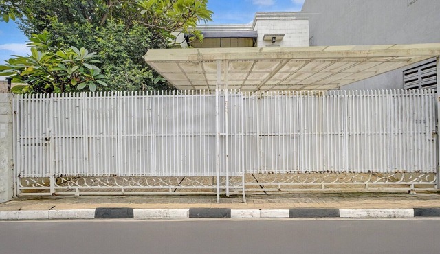 Cozy Deluxe Stay Near RS Fatmawati with Free WiFi in Jakarta