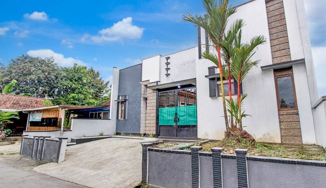 Cozy Double Escape W/Free WiFi and Parking in Purwokerto