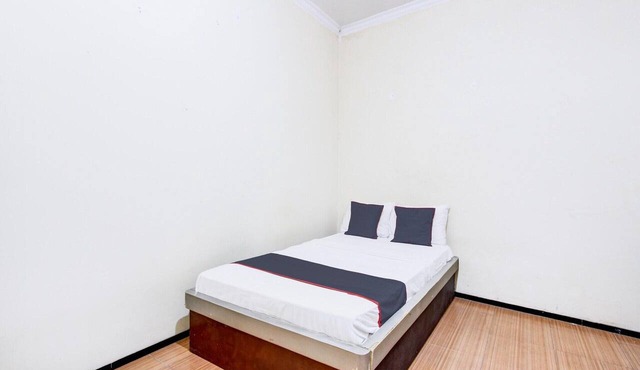 Cozy Double Escape W/Free WiFi and Parking in Purwokerto