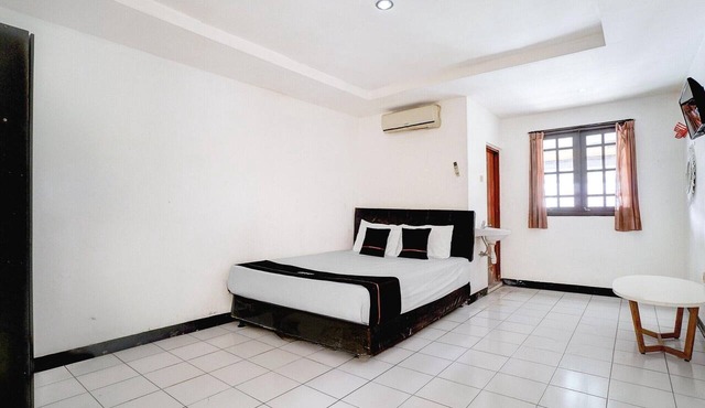 Cozy Double Escape W/Free WiFi and Parking in Bekasi