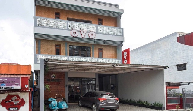 Cozy Double Escape W/Free WiFi and Parking in Medan