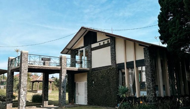De Villa Istana Bunga Lembang by YourHome in Tegalharendong