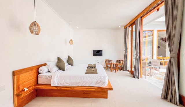 Dolphin 1 – Deluxe Double Room in New Villa on Lovina Beach in Buleleng