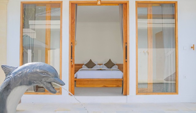 Dolphin 2 – Deluxe Double Room in New Villa on Lovina Beach in Buleleng