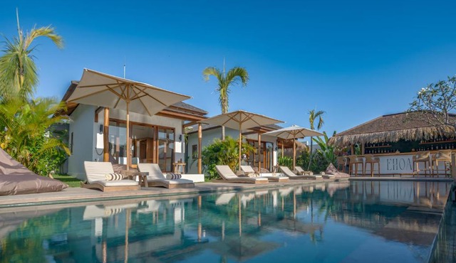 EHOA NYANYI BEACH Boutique Hotel - In front of entrance to NUANU in Tanah Lot