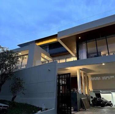 Eirene's Lakeside Villa in Karangtengah