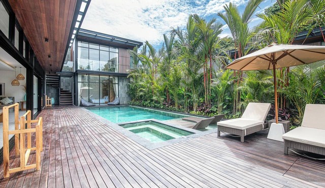 Elegant 6BR Canggu Villa – Steps from the Ocean in Kuta Utara