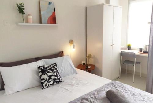 Emerald Bintaro by Kakarama Room in Pondokaren