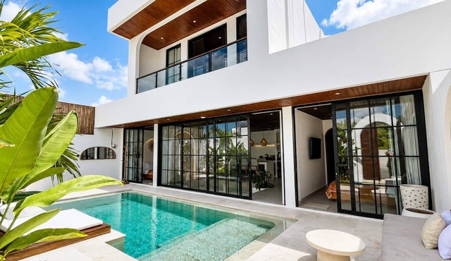 Enclosed Modern 3BR, with Private Pool & Sunken Lounge in Badung