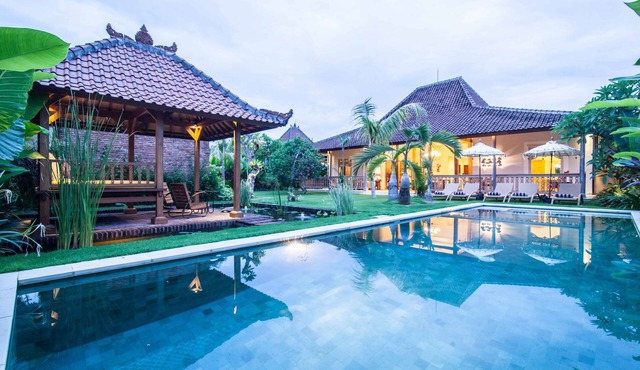 Extensive garden with swimming pool Villa in kerobokan