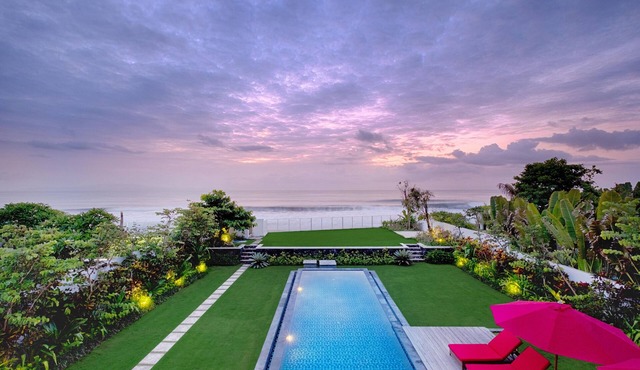 Fabulous Vibes of Five Bedrooms Beachfront Villa in Keramas in Blahbatuh