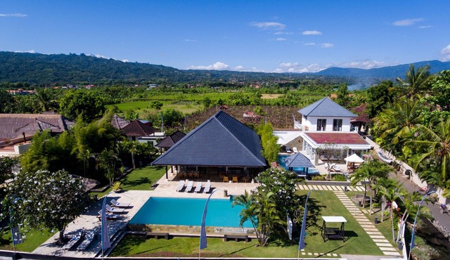 FAMILY VACATION RENTAL - 10 BR VILLA w/BEACH VIEW in Buleleng