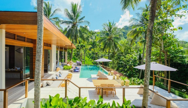 Four Bedroom Villa with Private Pool with Sea View in Lombok in Selong Belanak