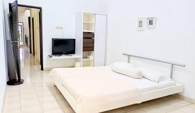 Free Parking, WIFI, Netflix, Spacious House 0.9km to Tunjungan Plaza - ROOM 2 in Surabaya