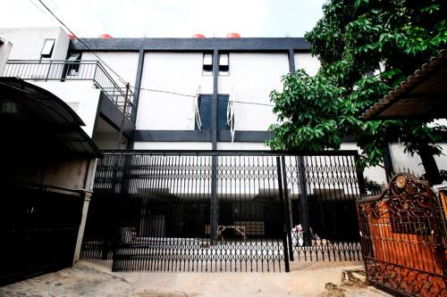 Helloroom Mahkota Bandara Soekarno Hatta in Rawabokor Dua