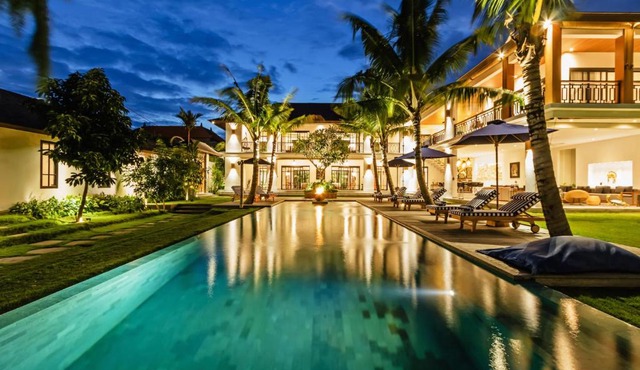Heritage Villa, Ultimate 6 bed, 20 meter pool 700 metre from beach in Canggu