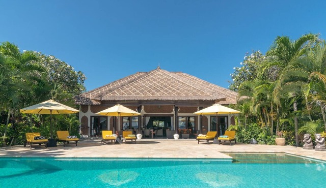 Holiday Paradise Villa Cerah, right on the beach and the sea in Lokapaksa - Seririt