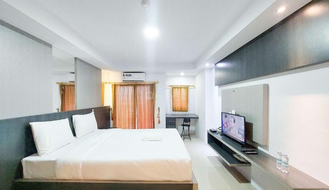 Homey and Warm Studio Apartment at Mansyur Residence By Travelio in Medan