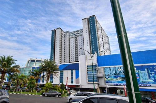 Homey Studio with Easy Pool Access Apartment at Suncity Residence By Travelio in Sidoarjo