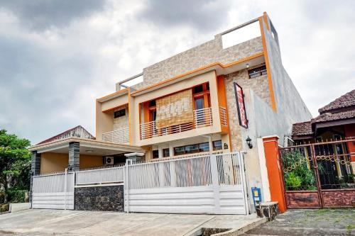 Hotel O Avisha Guest House Syariah in Malang