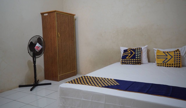 Hotel O Hunian 99 in Genteng