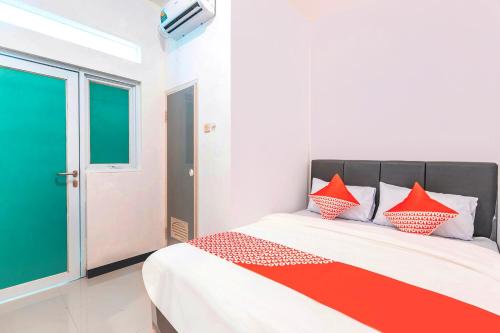 Hotel O J&b Room Utan Kayu in Jakarta