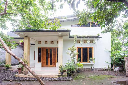 Hotel O Kebun Manis Homestay Near Lapangan Bola Volly Batu Kumbung in Lembuak
