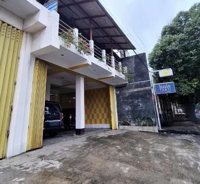 Huis TANTI Homestay Jember in Wirolegi