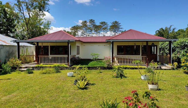 Ilasan cottage cozy place to enjoy en relax in our garden enjoy. Mountain view. in Tomohon Utara