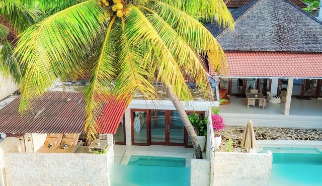 Infinity Pool Oceanfront Luxe Villa Cowrie in Bali