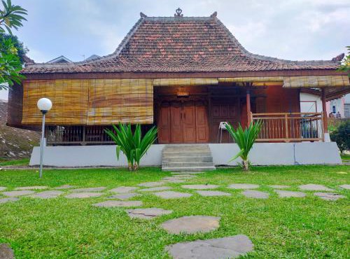 Joglo Kumpul Resort in Cangkiran