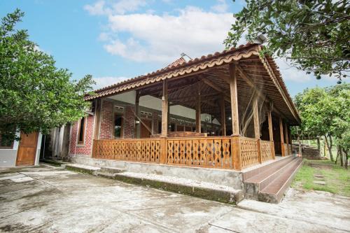 Joglo Ndalem Sabine Syariah in Piyungan