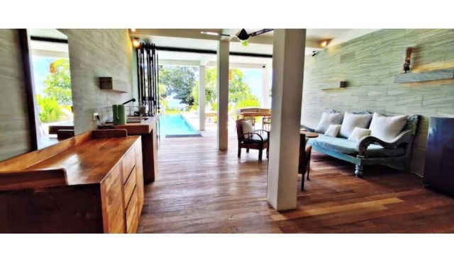 KAMAR HIJAU. Comfortable 1BR Beachfront Apartment With AC, Pool & Kitchenette. in Tegallengah