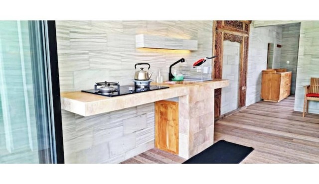 KAMAR MERAH. Comfortable 1BR Beachfront Apartment With AC, Pool & Kitchenette. in Tegallengah