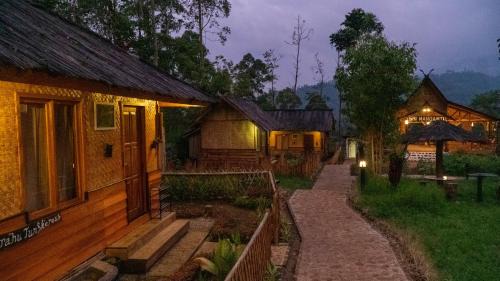 Kampung Bareto Cottage And Resto in Cisurupan