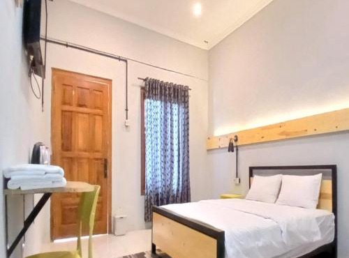 Kenewae Living Near Alun-alun Wonosari Mitra RedDoorz in Wonosari