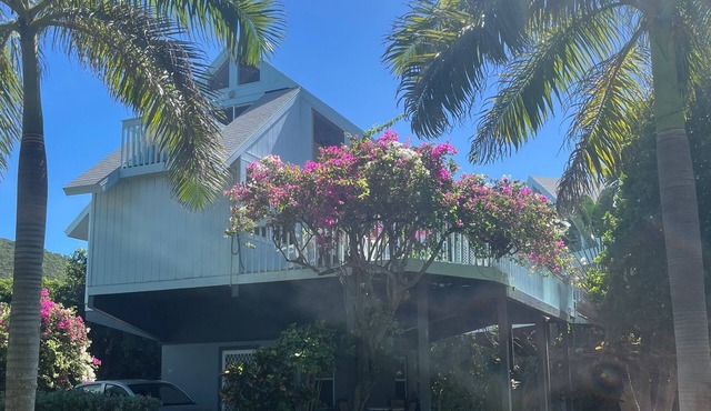 Seaside Charm: Steps to Beach, Bars, Taxi & Island Fun!