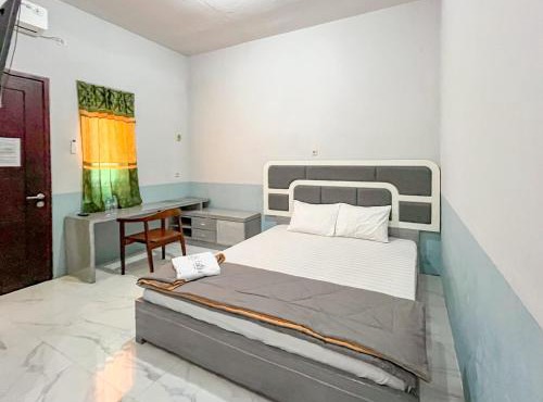 Kusuma Guest House Jombang RedPartner near Station Jombang in Jombang