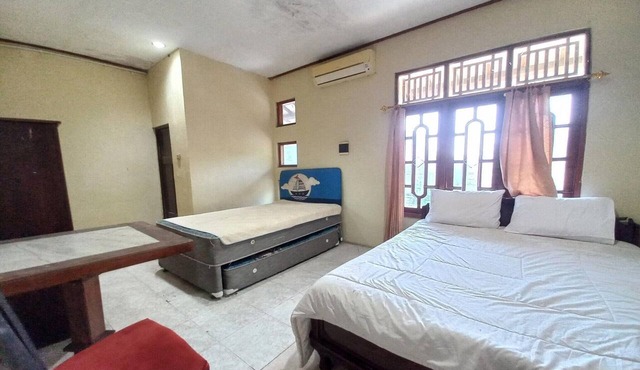 La Tansa Family Suite Near UNS in Solo