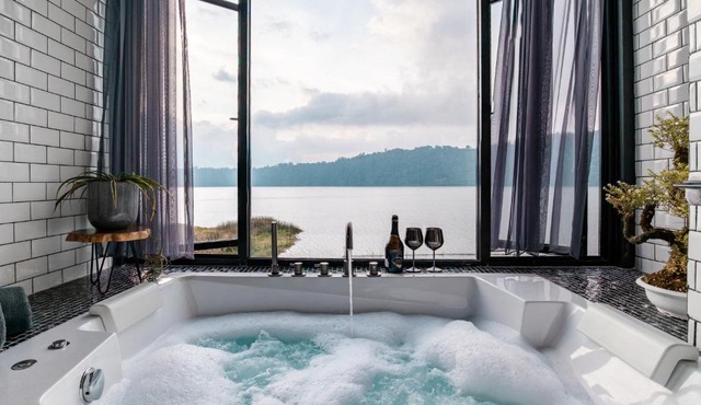 Lake-Front Luxury Villa in Bedugul